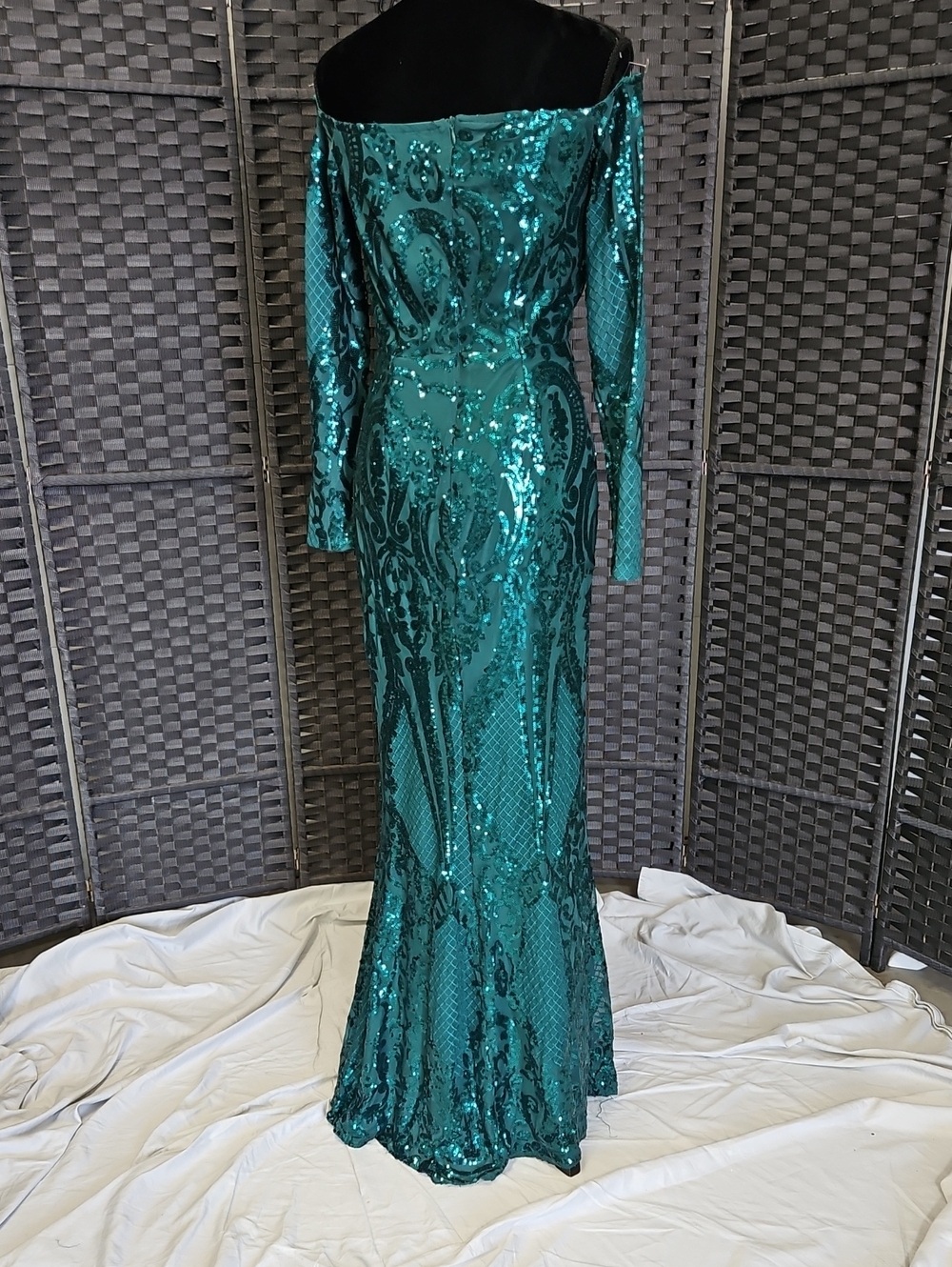 Size 10 emerald green off-shoulder long sleeve fitted sequin evening/prom gown - Picture 11 of 14